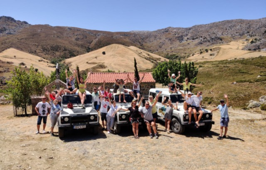 Safari2 People on the 4X4 cars